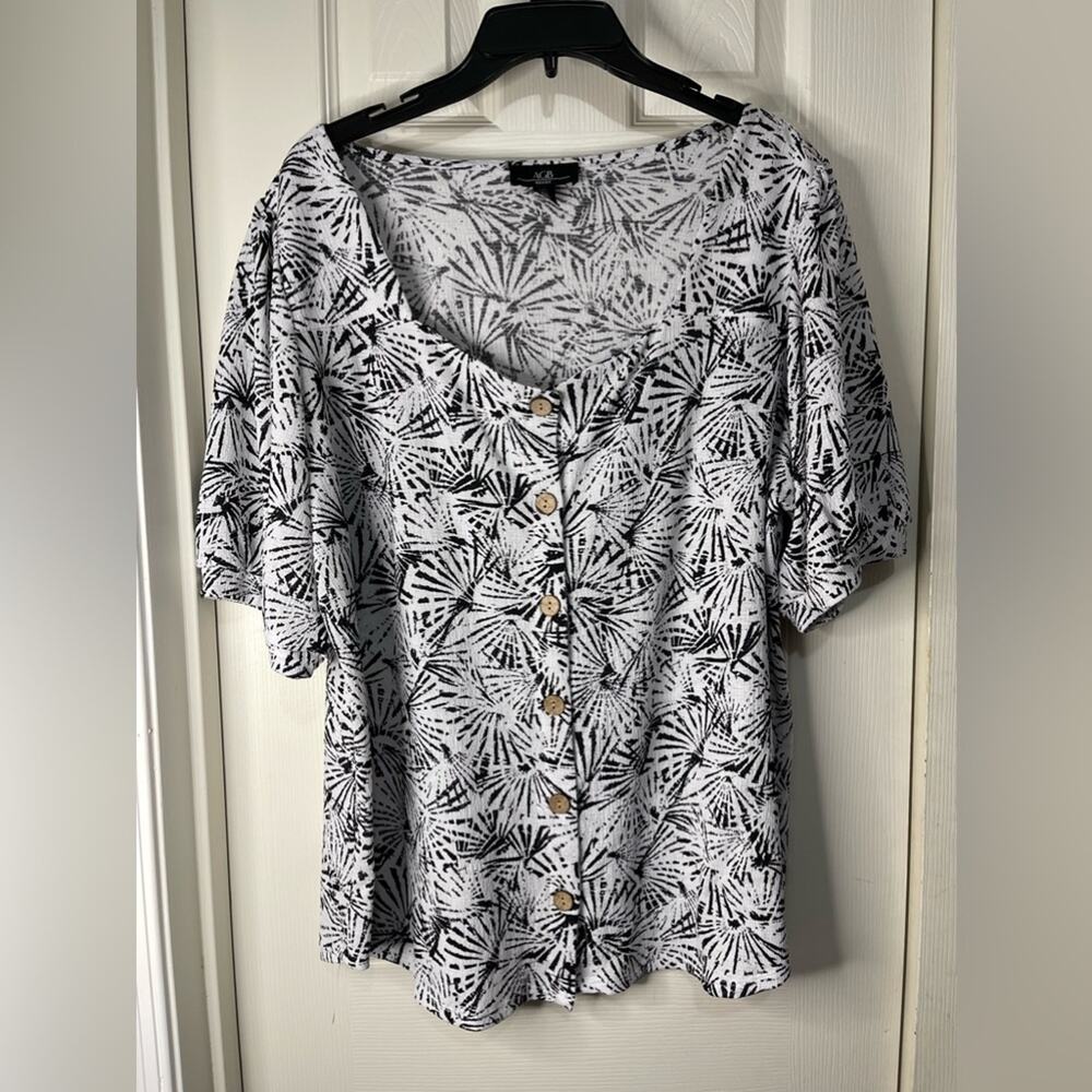 AGB Woman White and Black Printed Square Neck Short Sleeve Button Front Top 2X